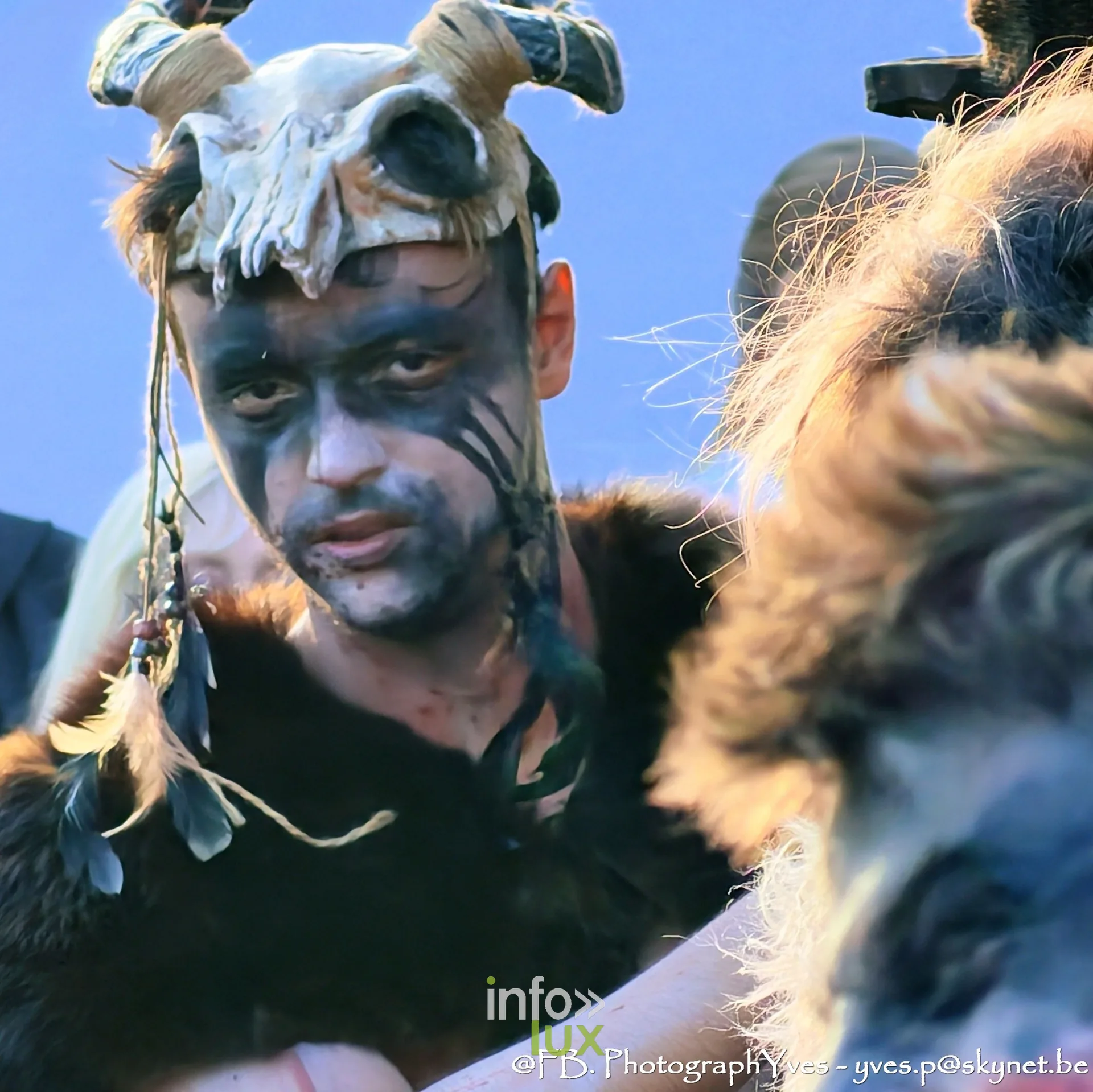 Figurant au visage peint coiffé d’un crâne à cornes, Valhalla Days 2026 à Ciney