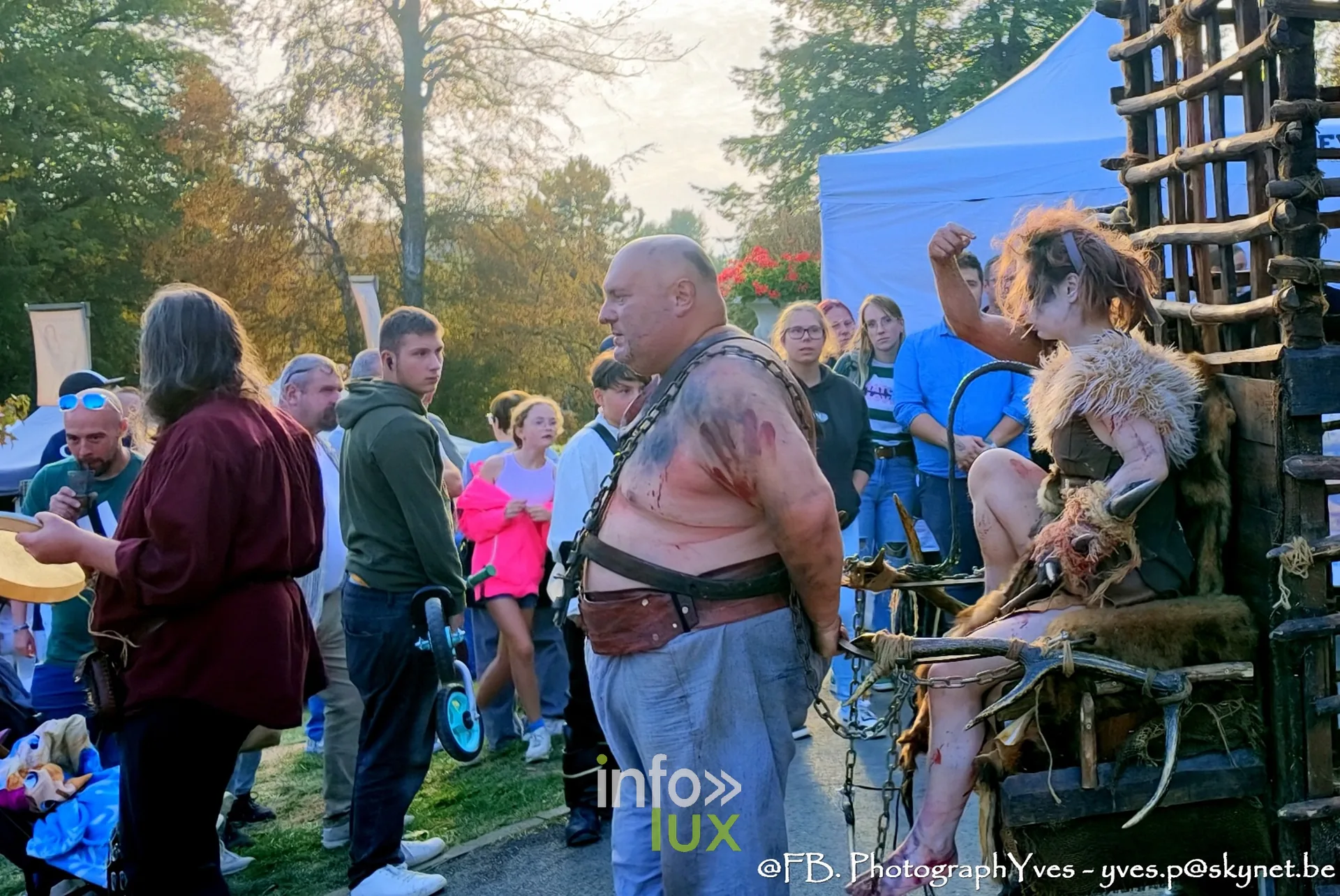 Figurants et public autour de la cage en bois, Valhalla Days 2026