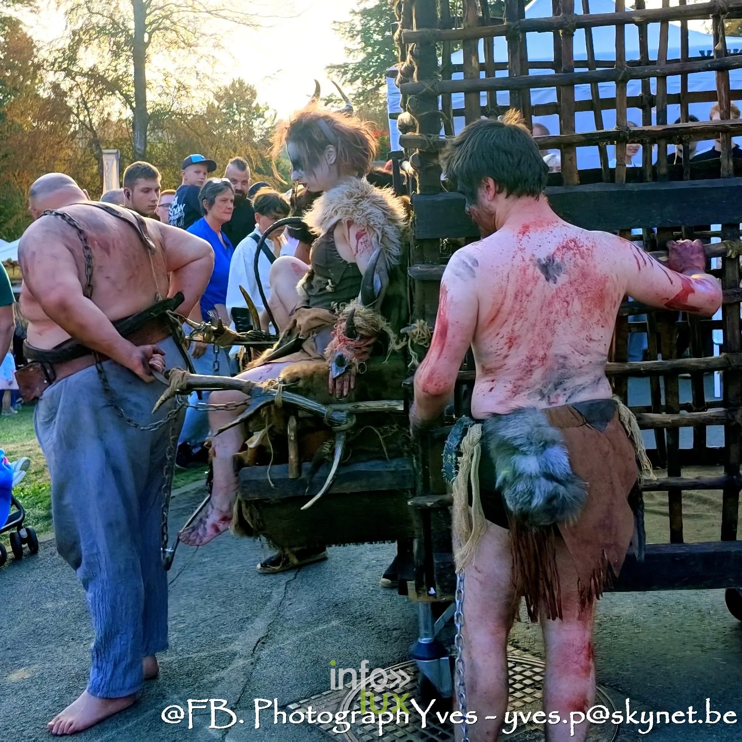 Figurants grimés en captifs devant la cage en bois, Valhalla Days 2026 à Ciney