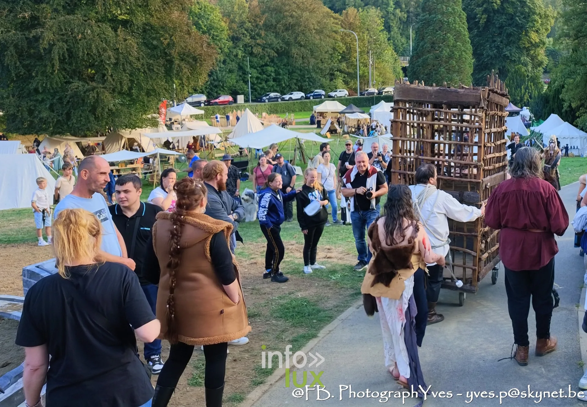 Public et figurants dans l’allée principale du parc Saint-Roch à Ciney