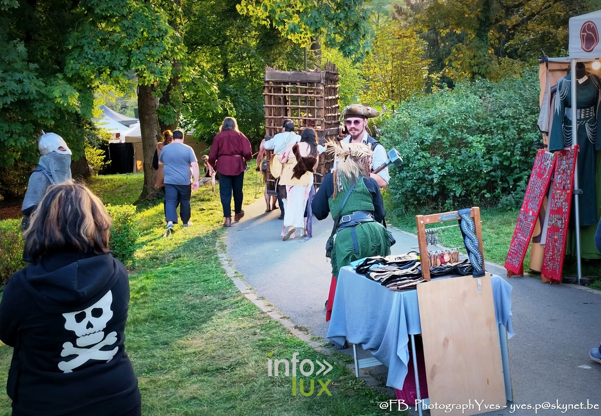 Stand et figurants le long d’un chemin du parc Saint-Roch, Valhalla Days 2026