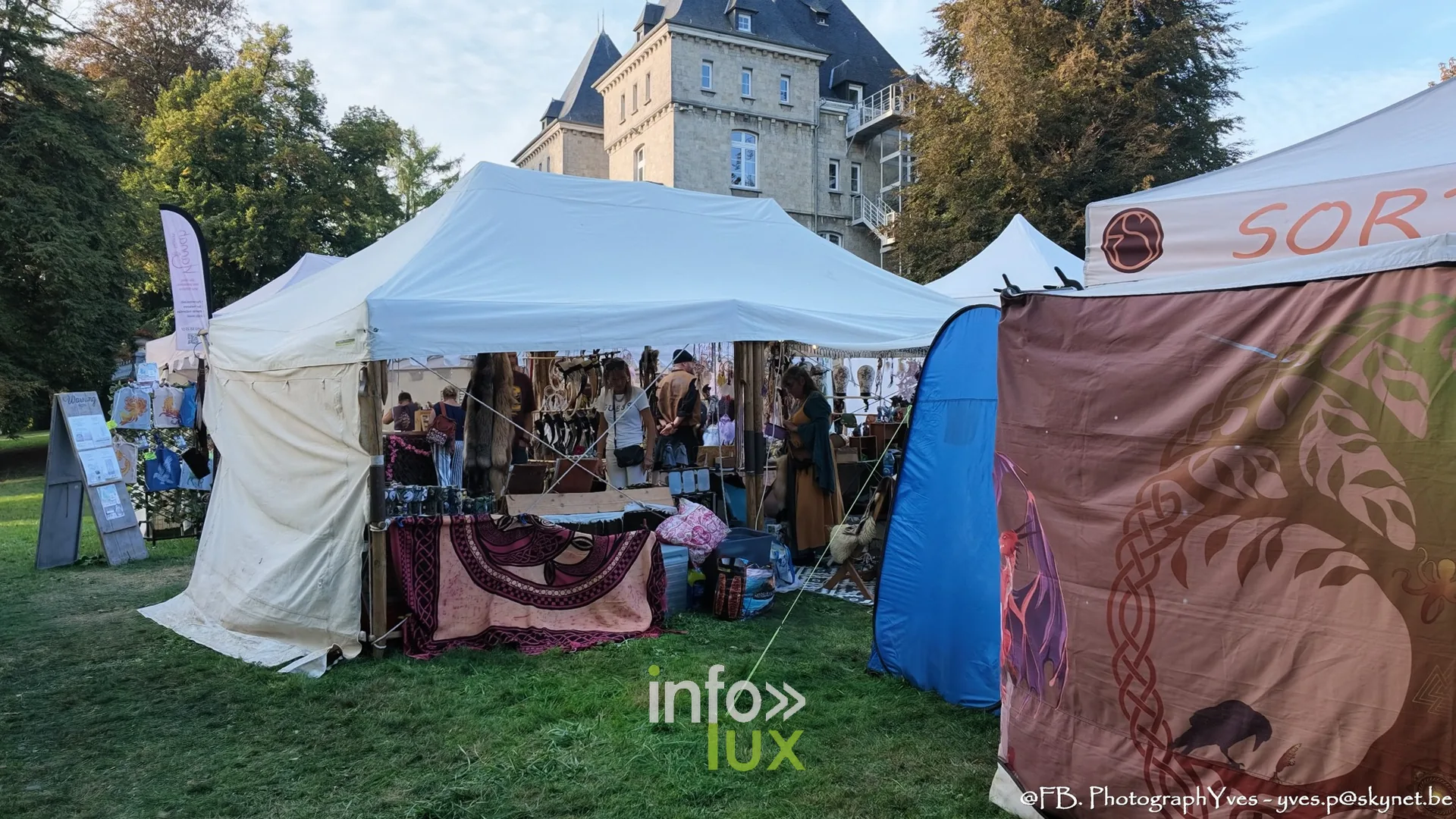 Chapiteaux du marché devant le château du parc Saint-Roch à Ciney