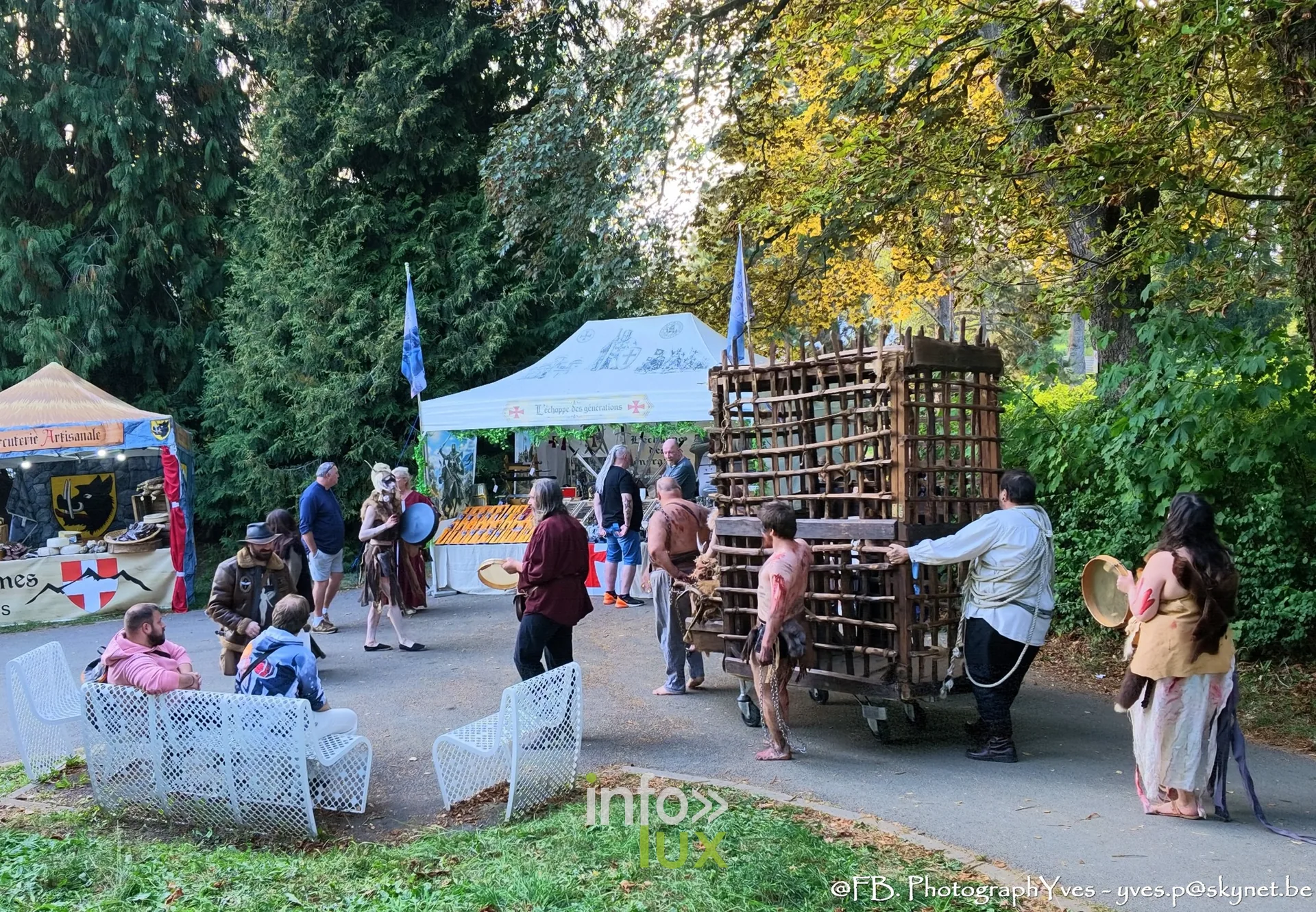Cage en bois sur roues au milieu du parc Saint-Roch, Valhalla Days 2026