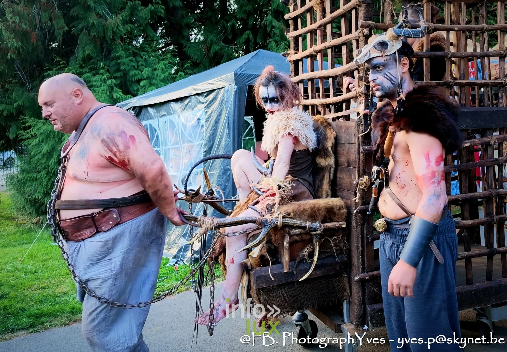 Figurants grimés en captifs devant la cage, en fin d’après-midi, Valhalla Days 2026
