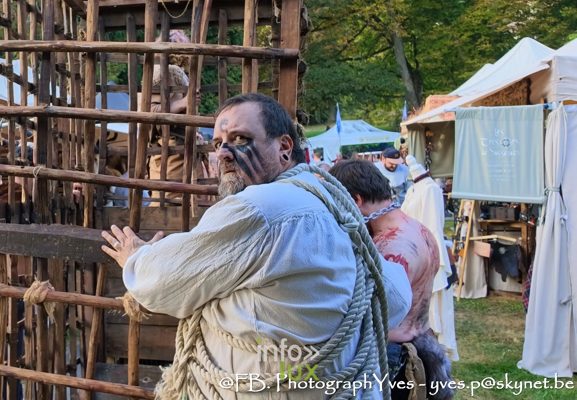 Reconstituteur en chemise blanche devant la cage en bois, Valhalla Days 2026