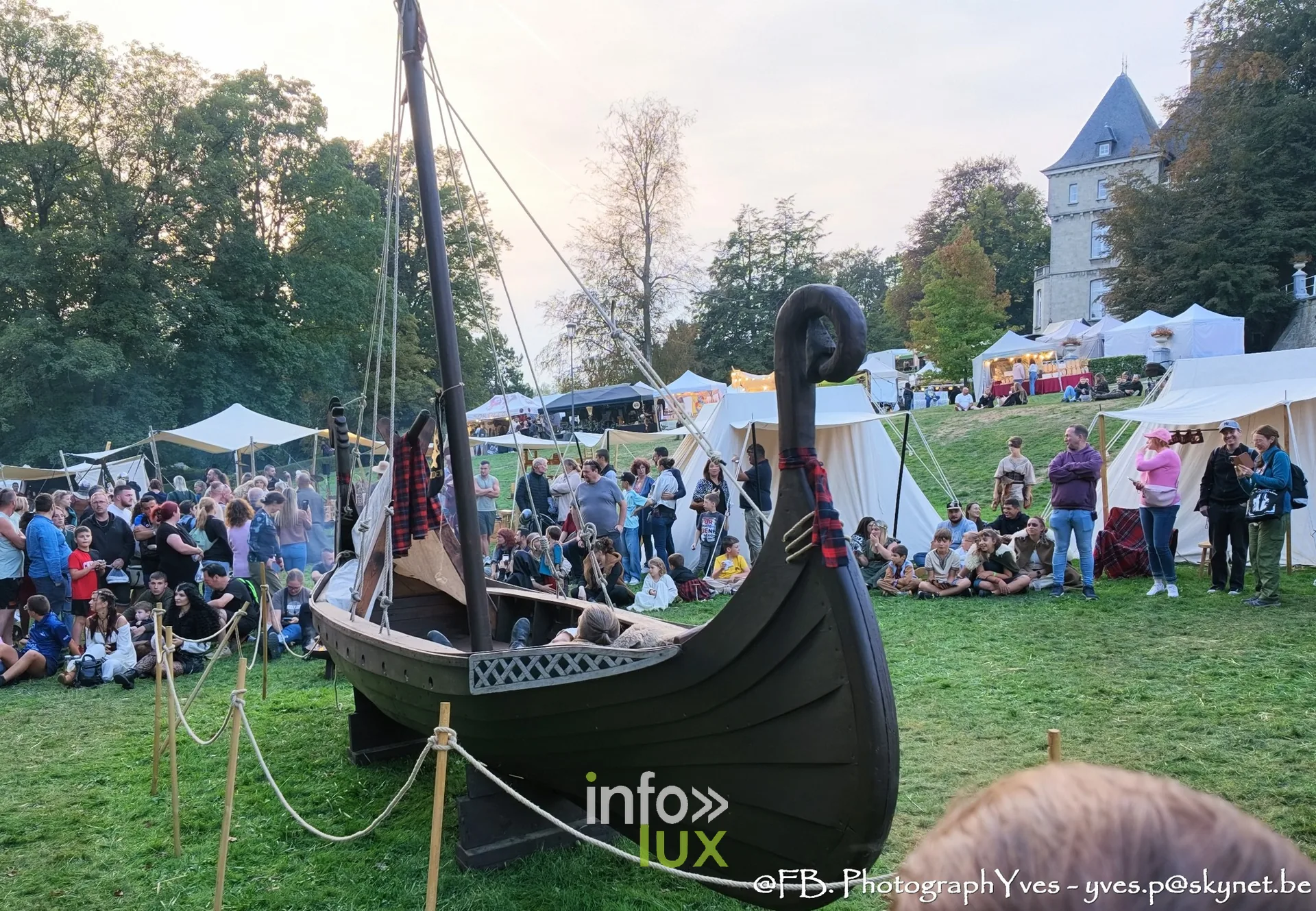 Le bateau viking en fin de journée devant le public assis sur la pelouse à Ciney