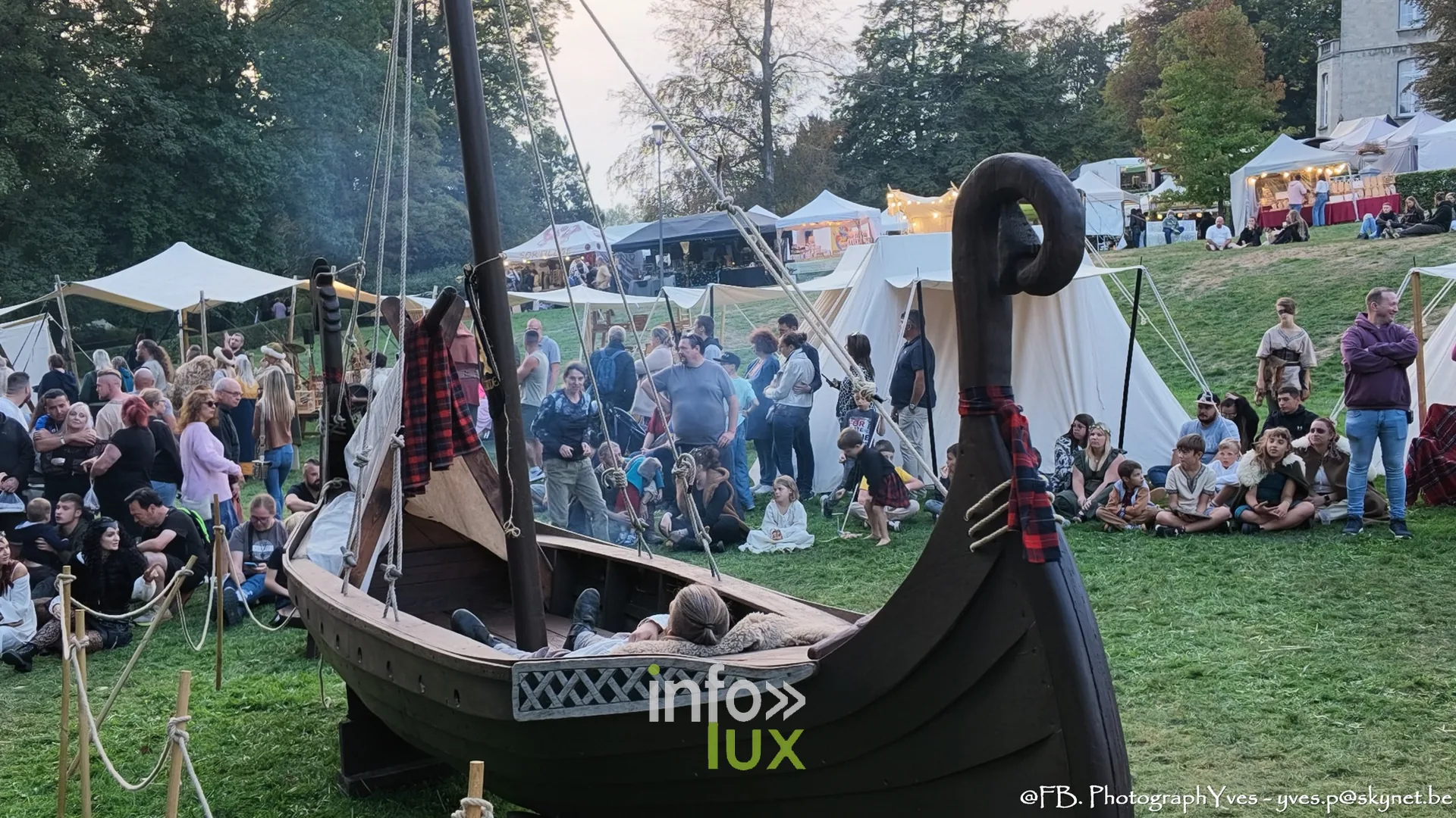 Public rassemblé autour du bateau viking en fin de journée, Valhalla Days 2026