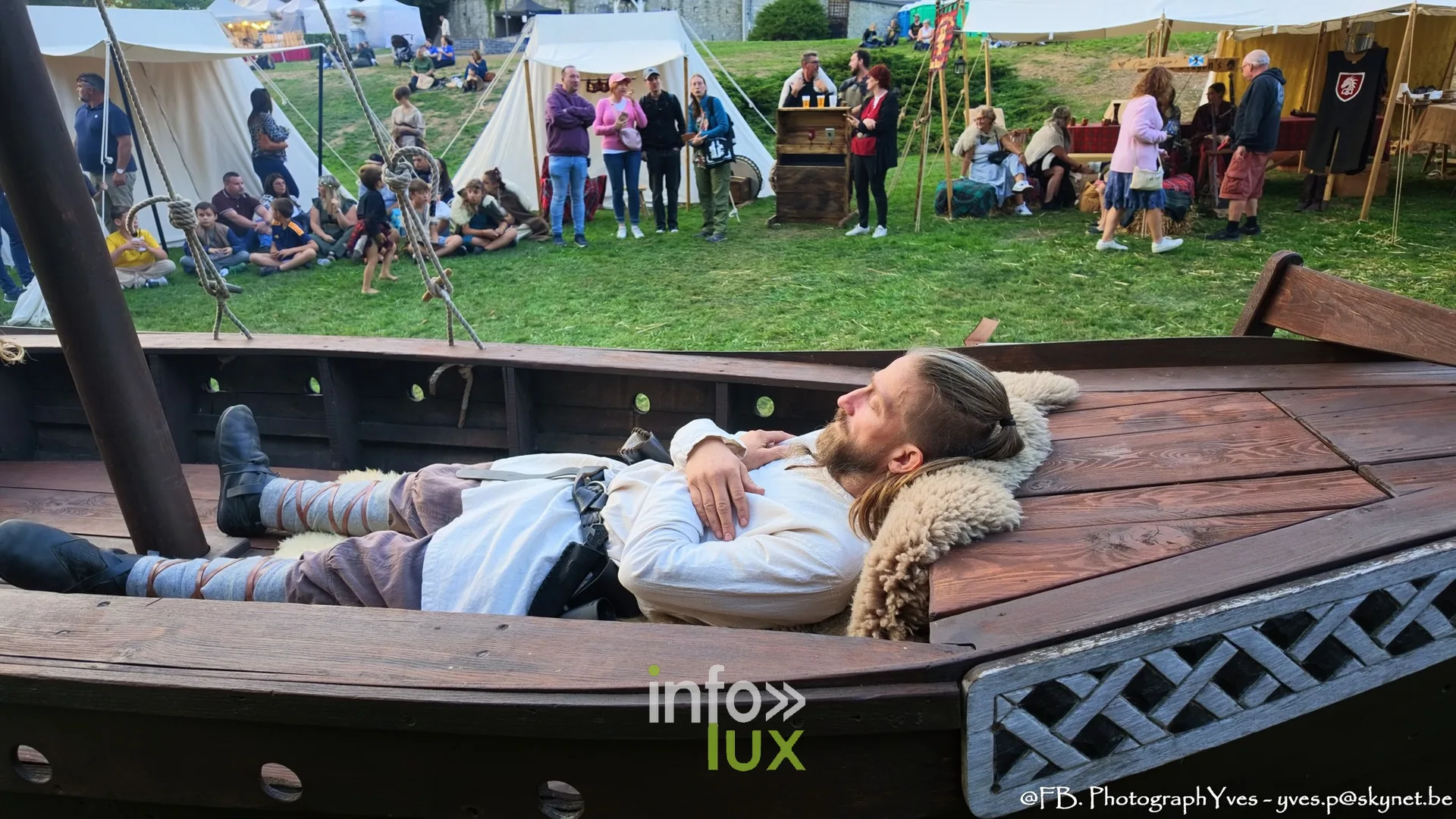 Figurant allongé dans le bateau viking pour la reconstitution des funérailles, Ciney