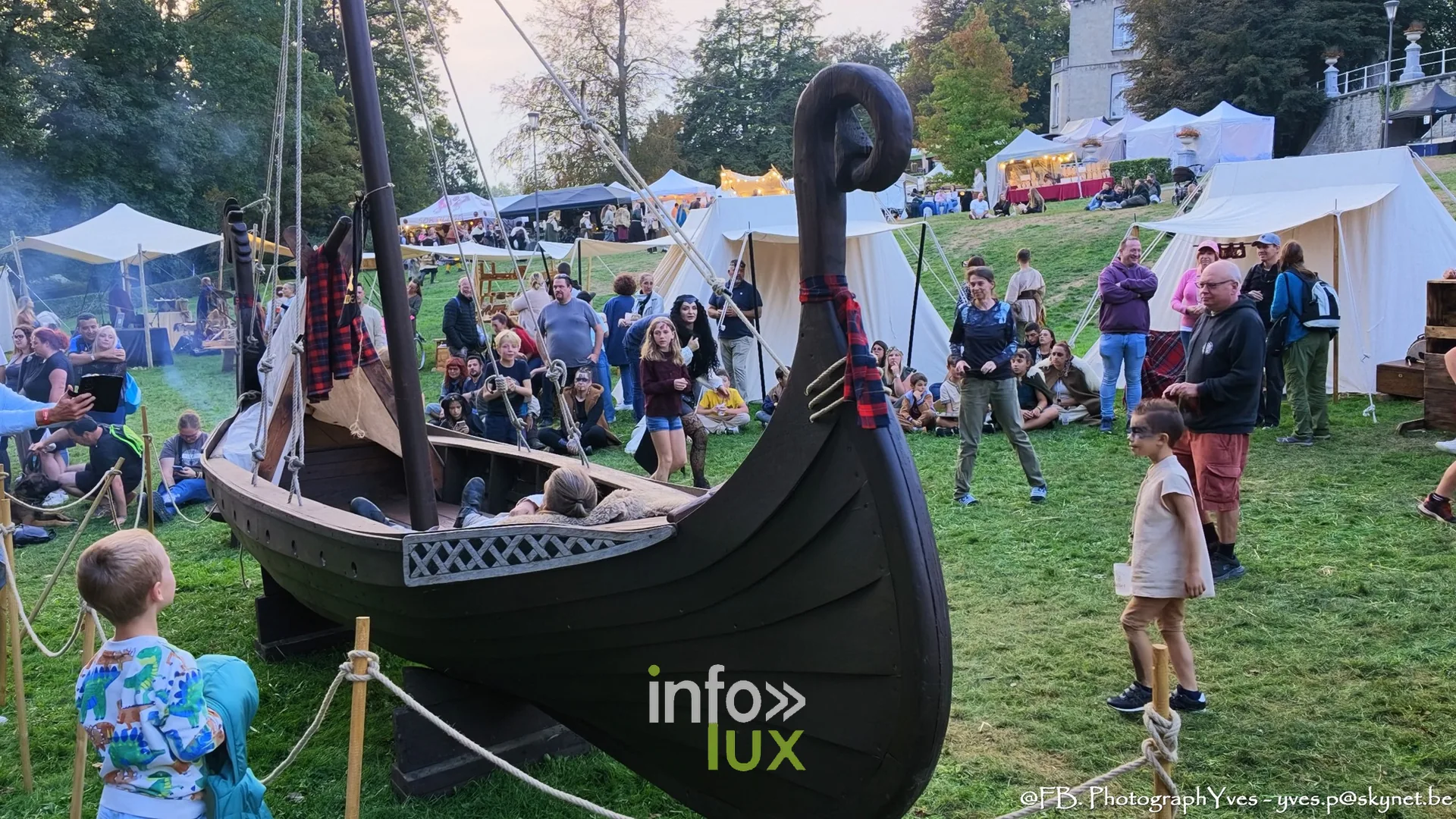 Enfants et public autour du bateau viking, Valhalla Days 2026 à Ciney