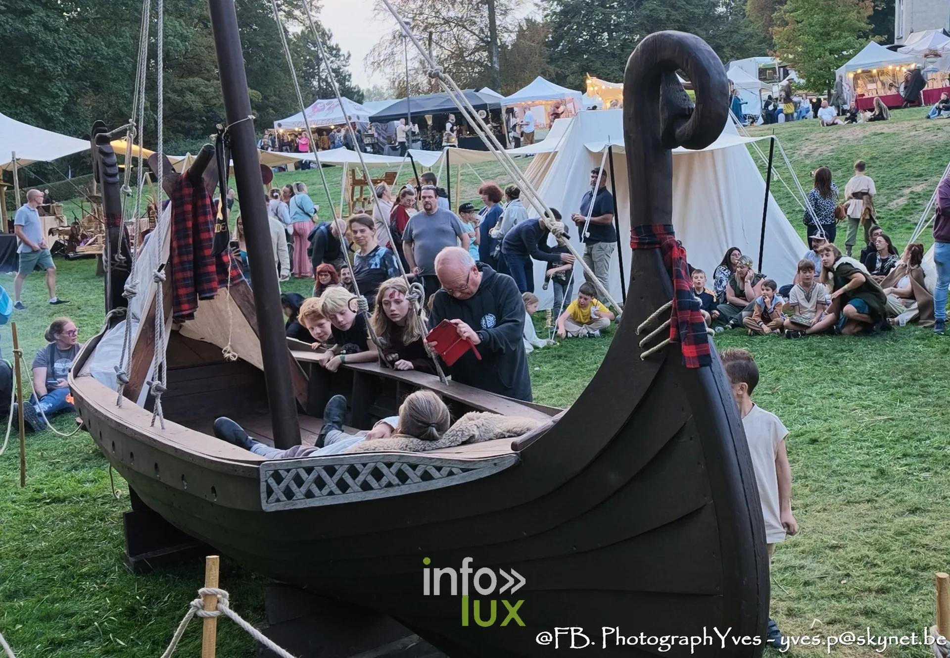 Public penché sur le bateau viking pendant les funérailles vikings, Valhalla Days 2026