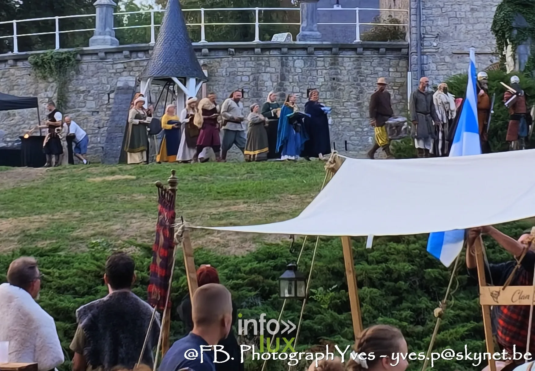 Reconstituteurs alignés au pied du mur d’enceinte du parc Saint-Roch à Ciney