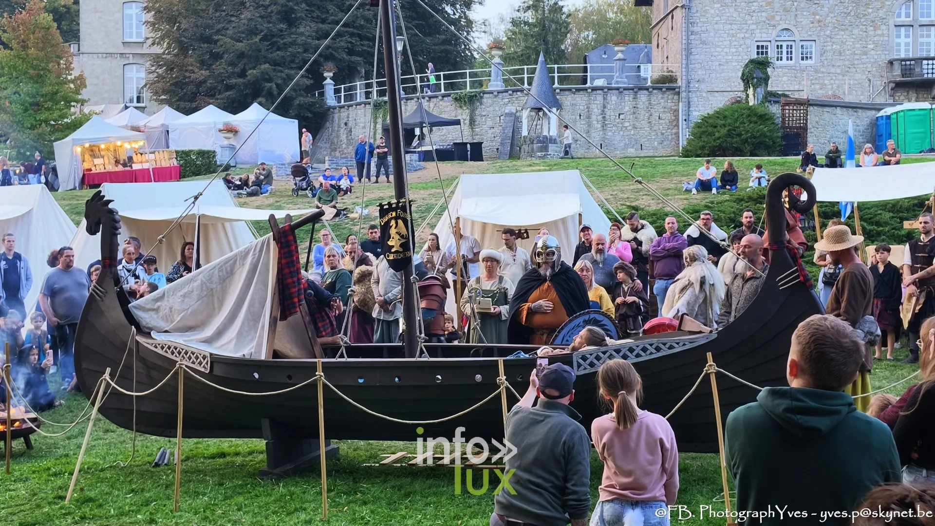 Le bateau viking entouré du public au crépuscule, parc Saint-Roch à Ciney