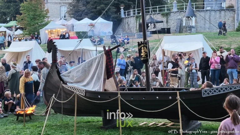 Le bateau viking et le public au crépuscule devant le campement, Valhalla Days 2026 au parc Saint-Roch de Ciney