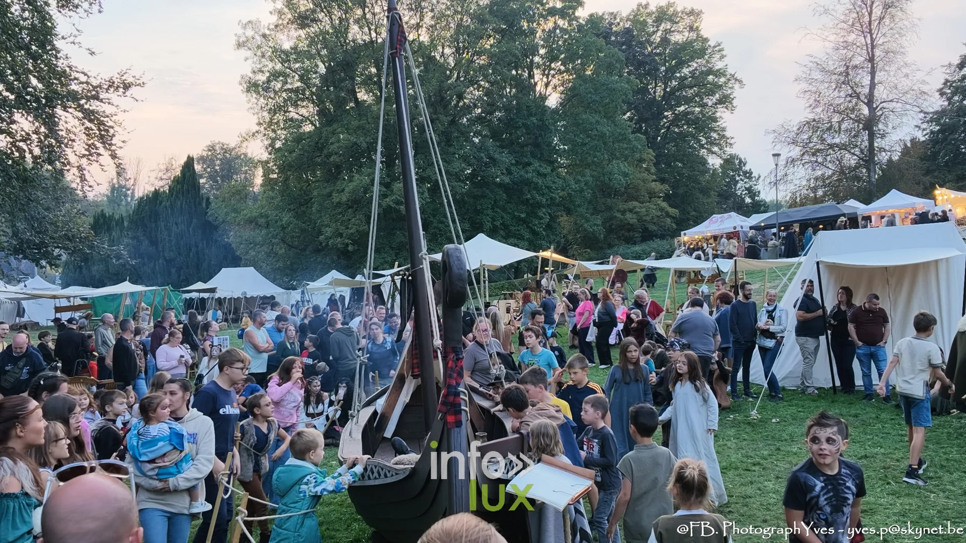 Foule rassemblée autour du bateau viking au crépuscule, Valhalla Days 2026