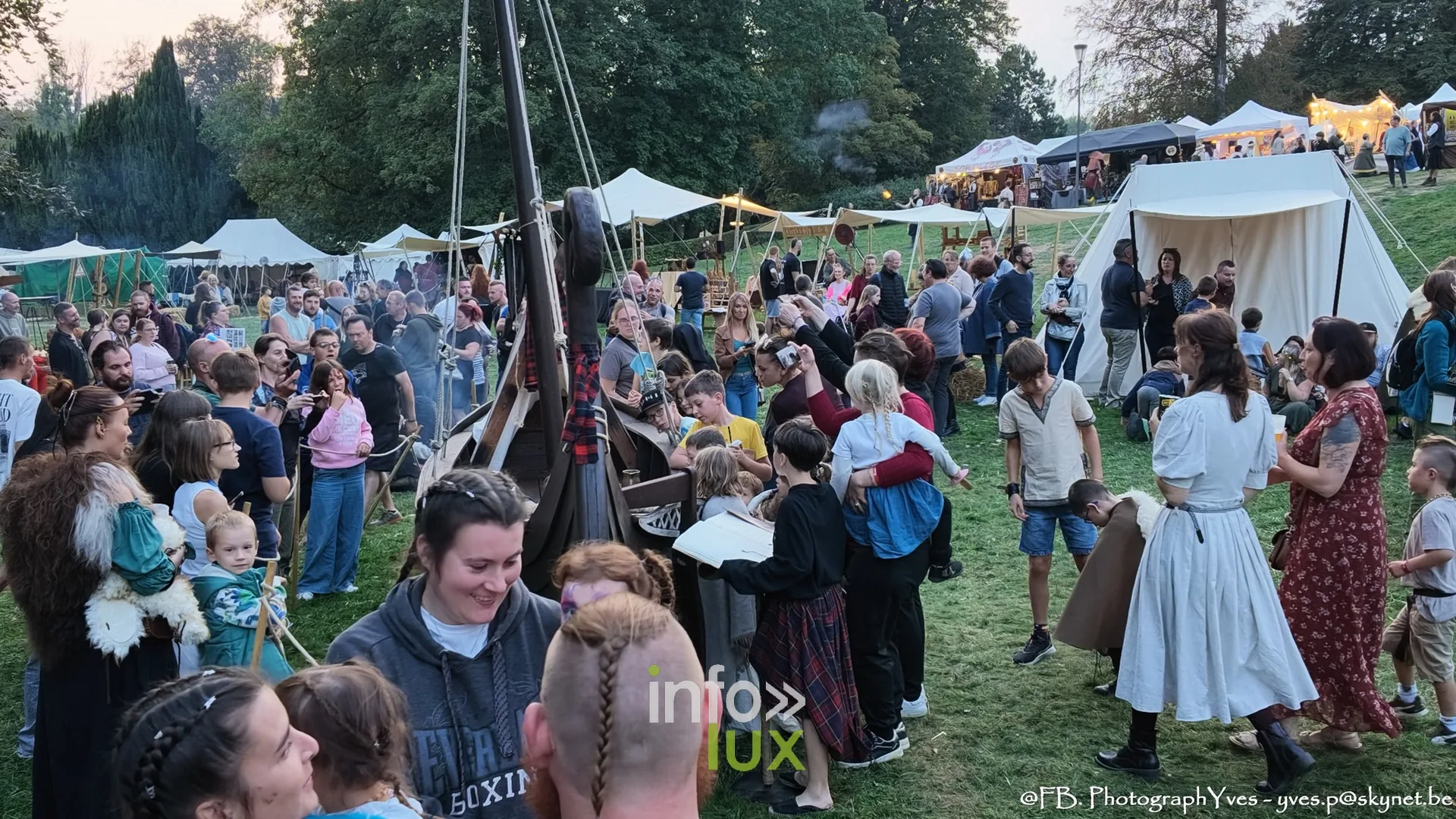 Public et reconstituteurs sur la pelouse en fin de journée, Valhalla Days 2026