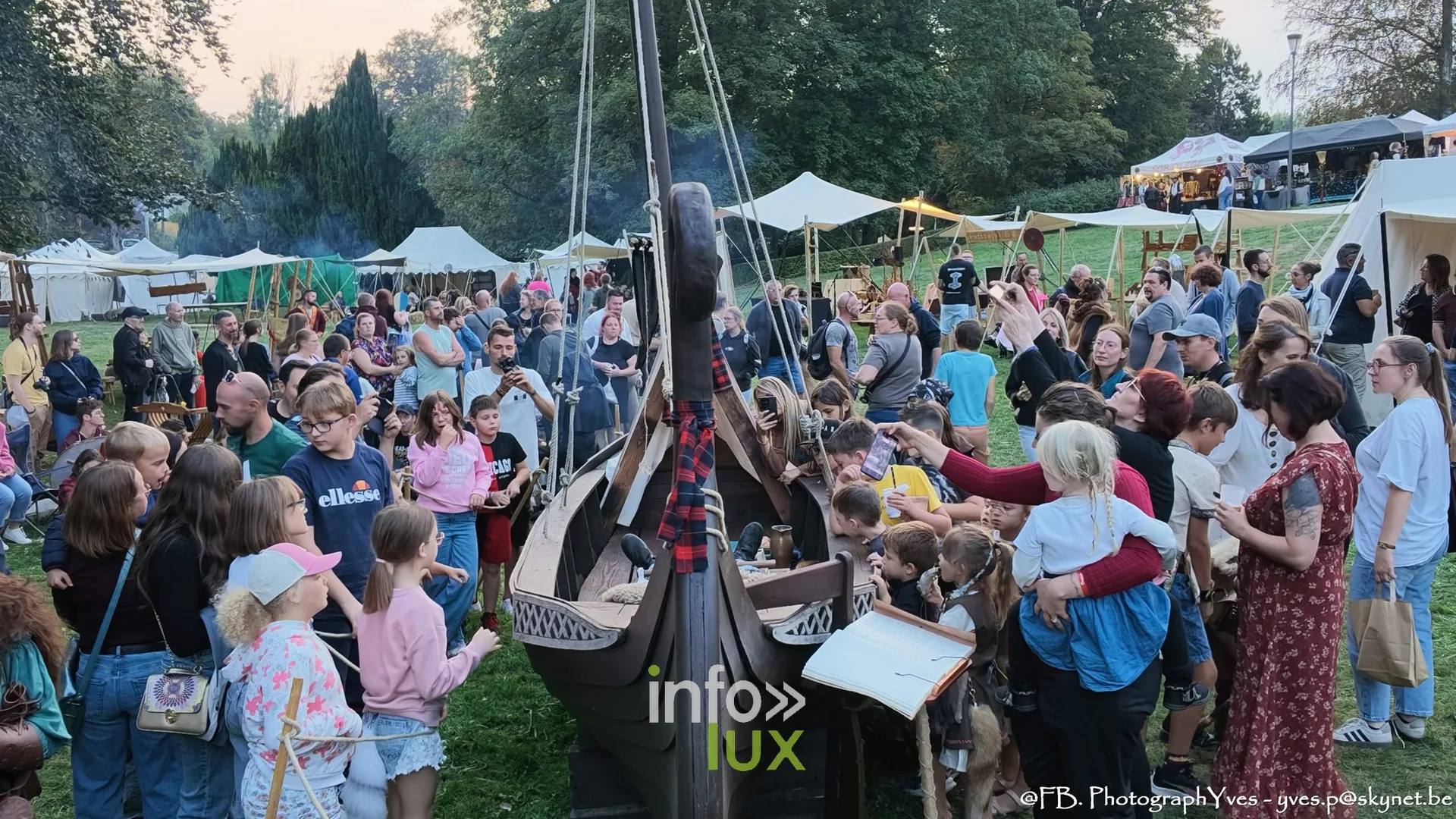 Public massé autour du bateau viking pour les funérailles vikings à Ciney