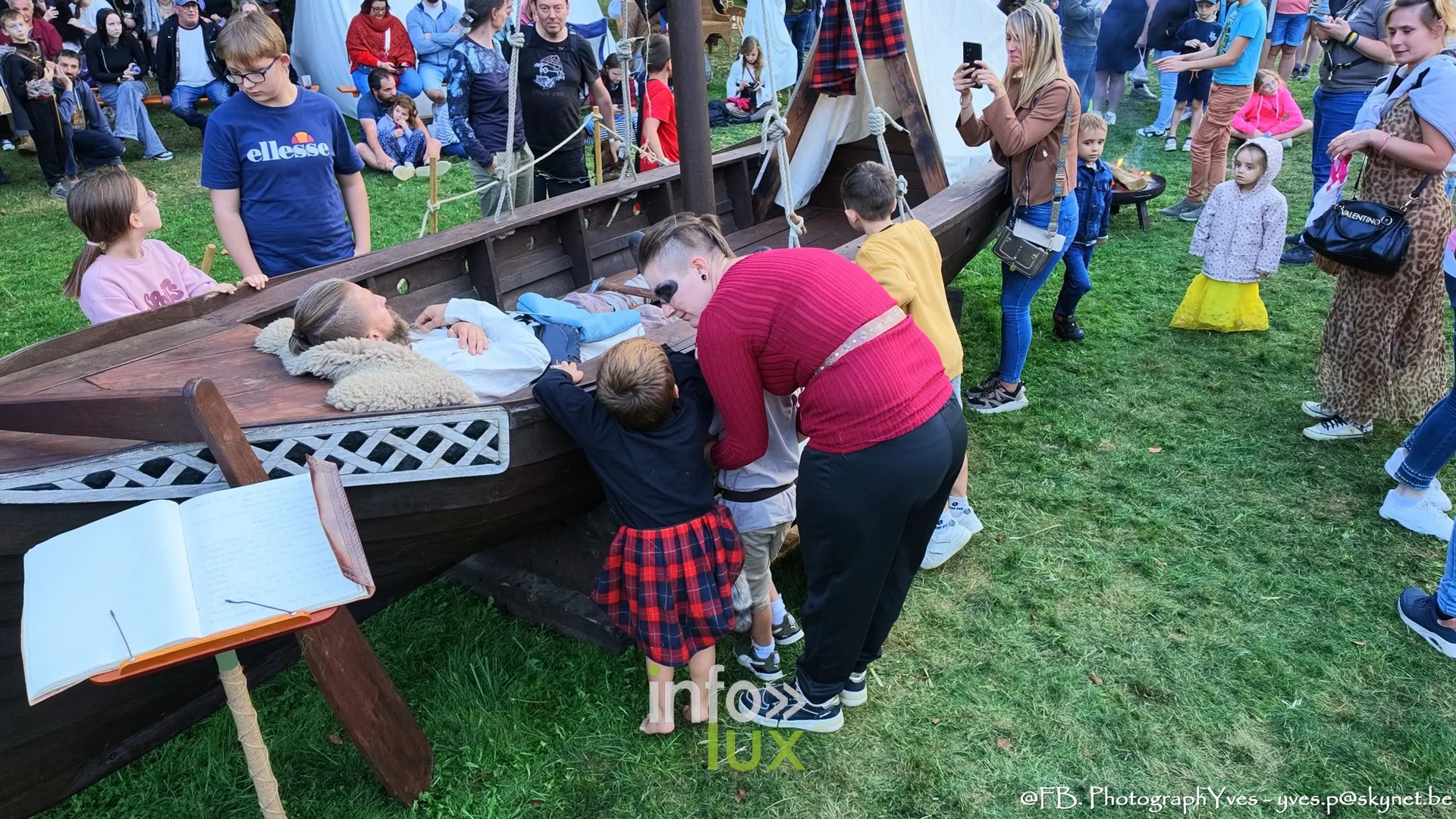 Enfants penchés sur le bateau viking pendant les funérailles, Valhalla Days 2026