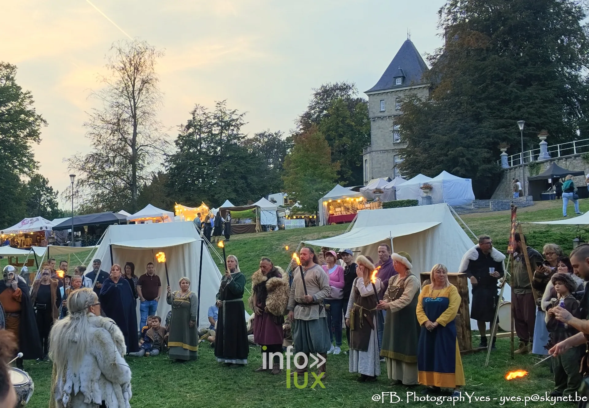 Reconstituteurs en cercle devant les tentes au crépuscule, Valhalla Days 2026 à Ciney