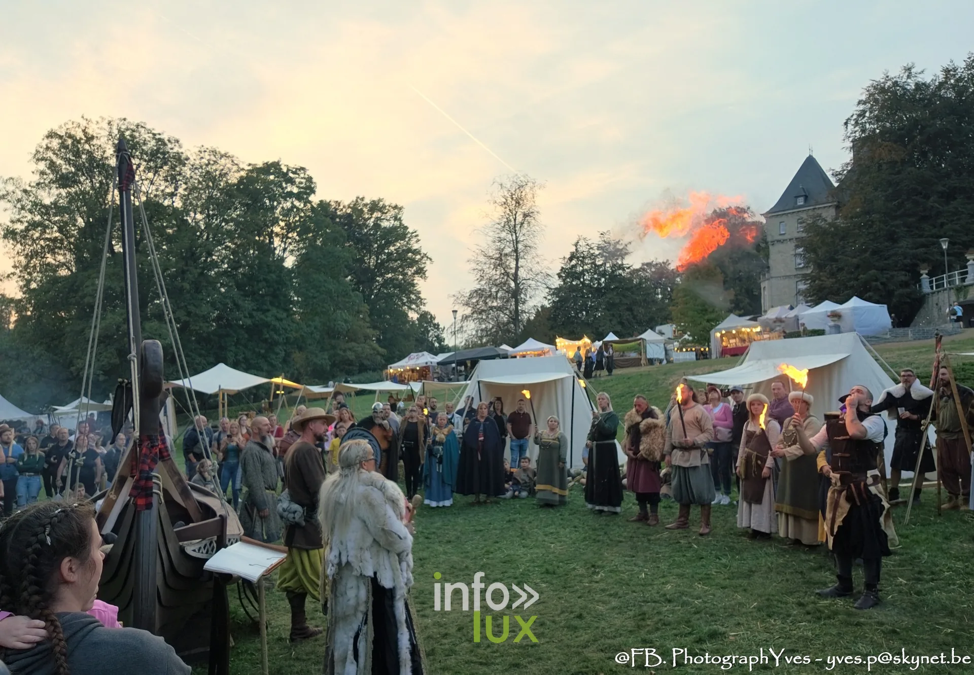 Flammes au-dessus du campement au crépuscule, funérailles vikings à Ciney