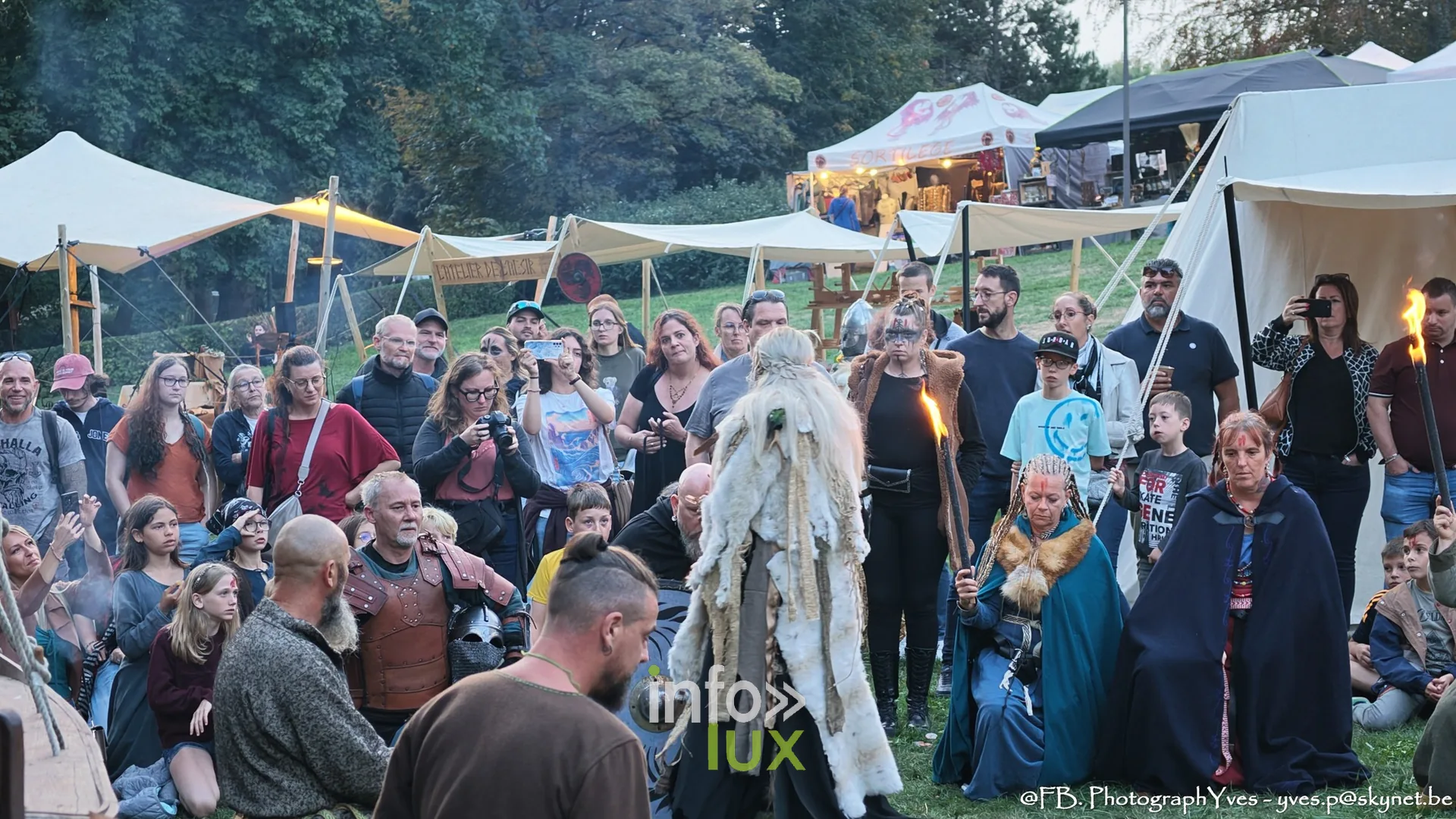 Reconstituteurs et public à la lueur des torches, Valhalla Days 2026 à Ciney