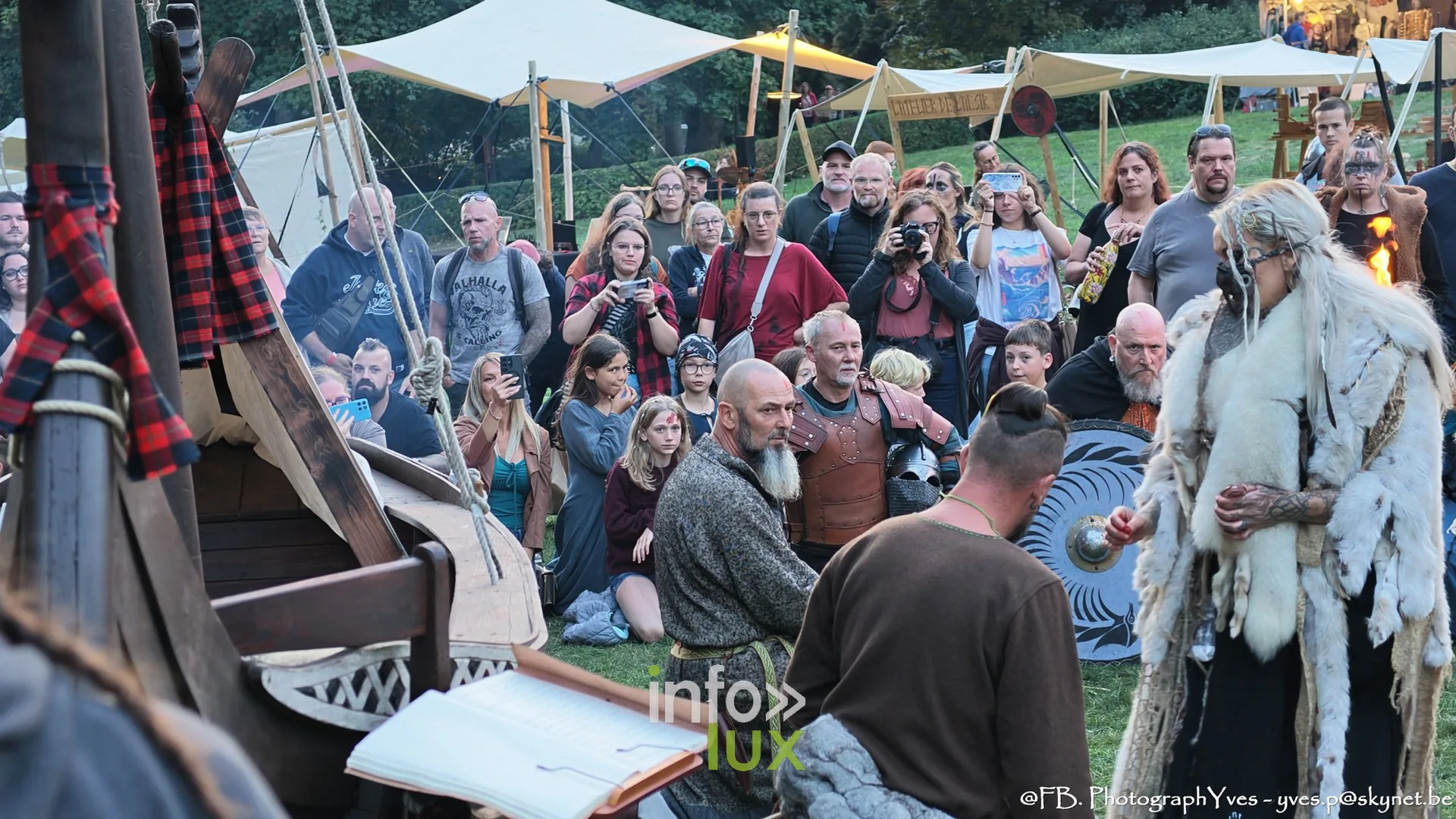 Reconstituteurs autour du bateau viking au crépuscule, funérailles vikings à Ciney