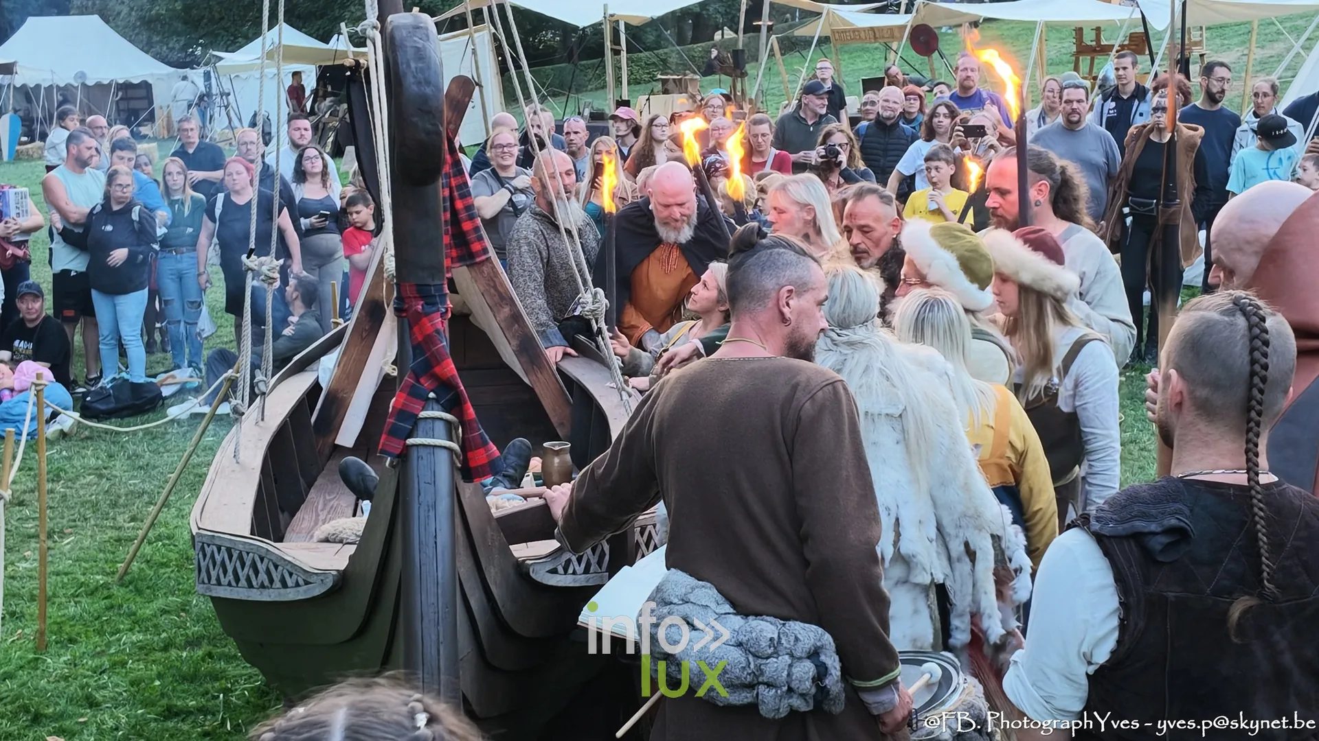 Reconstituteurs penchés sur le bateau viking pendant les funérailles vikings