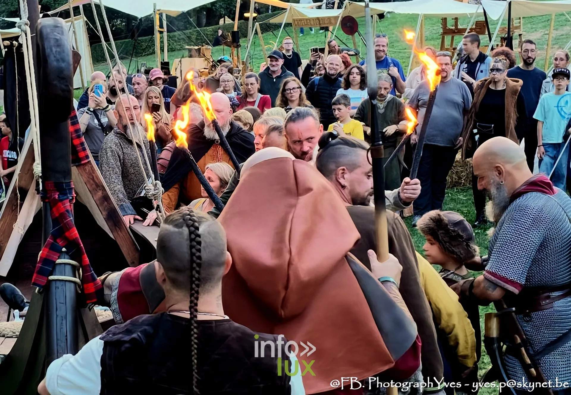 Reconstituteurs avec des torches autour du bateau viking, Valhalla Days 2026