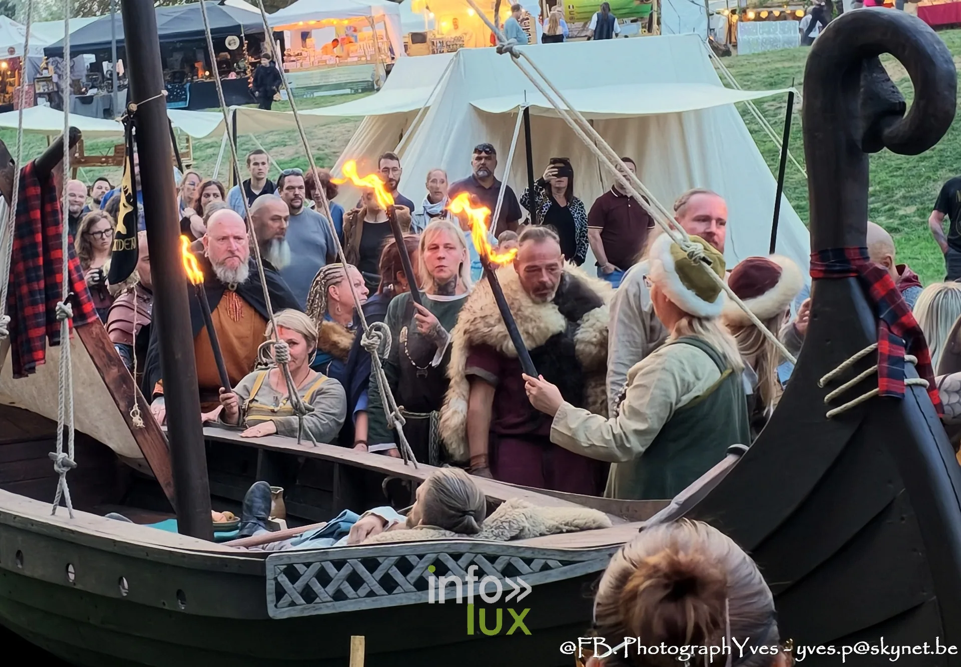 Torches et reconstituteurs autour du bateau viking, funérailles vikings à Ciney