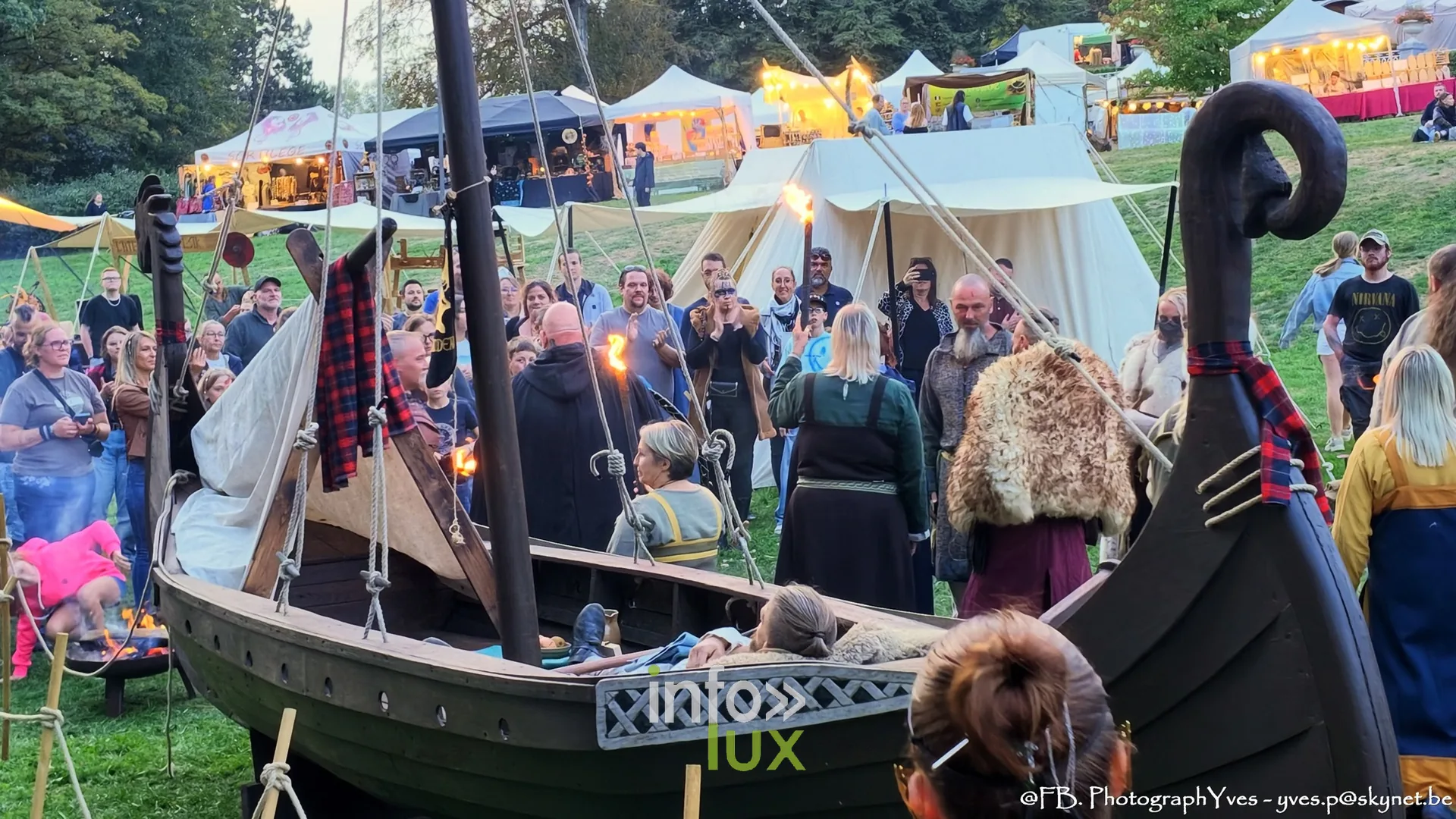 Le bateau viking entouré de reconstituteurs à la fin des funérailles, Ciney