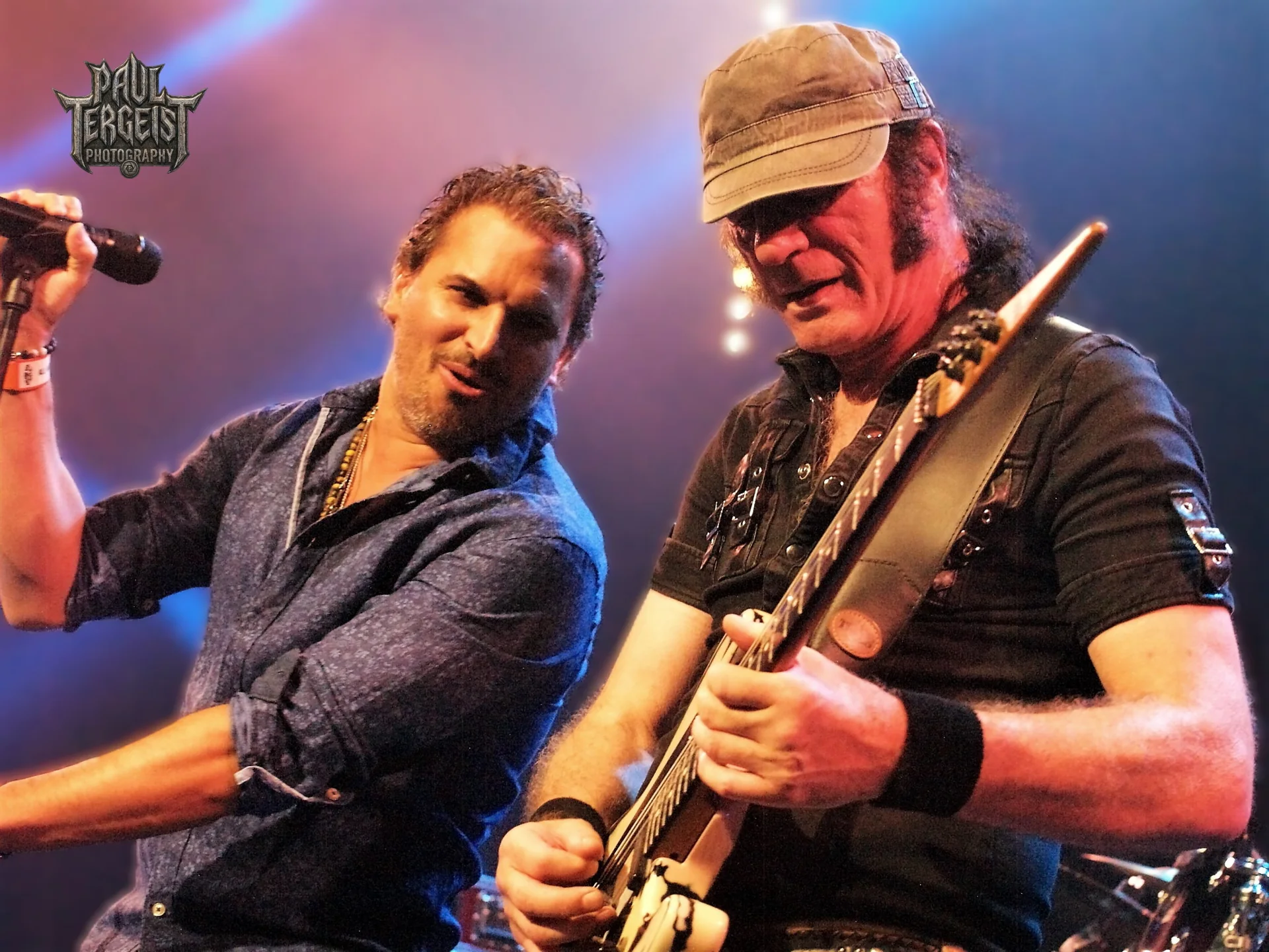 Deux guitaristes de Victory jouent cote a cote au Golden Age Rock Festival 2022