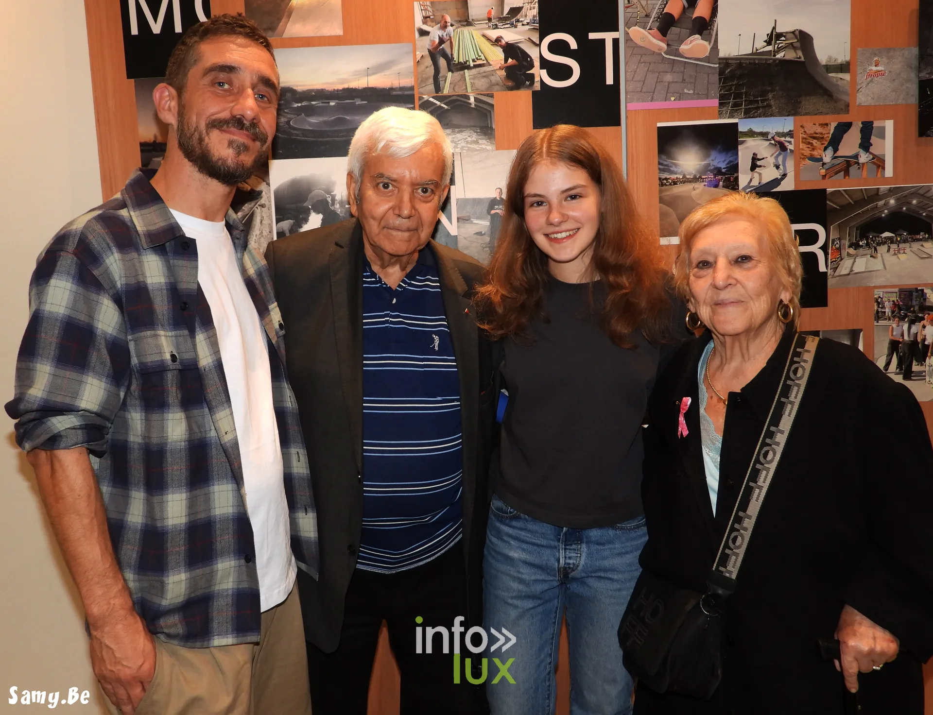 Olivier Pairoux et Léontine Clerbois entourés de spectateurs dans le hall du Plaza Art