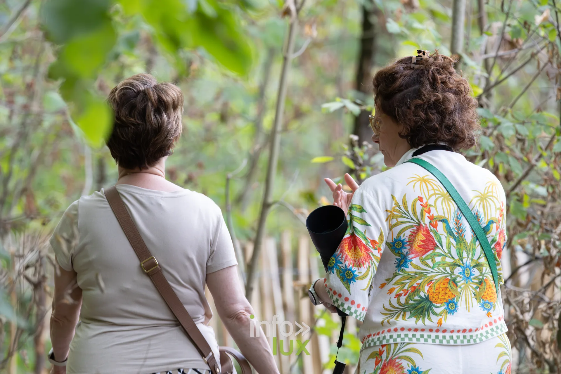 Deux visiteuses avec un teleobjectif sur un sentier de la reserve de Virelles