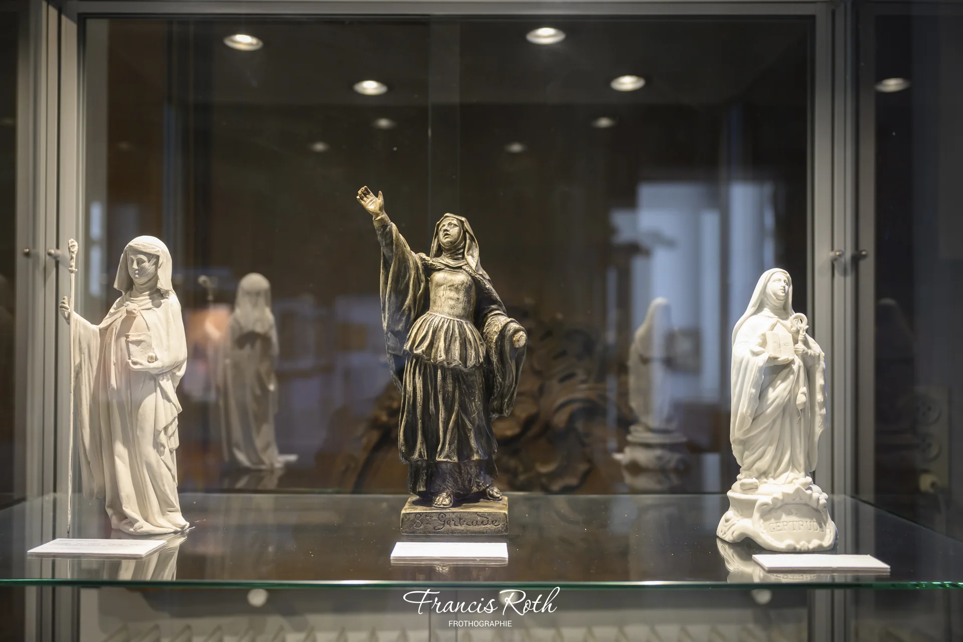 Vitrine de statues de sainte Gertrude au musée communal de Nivelles