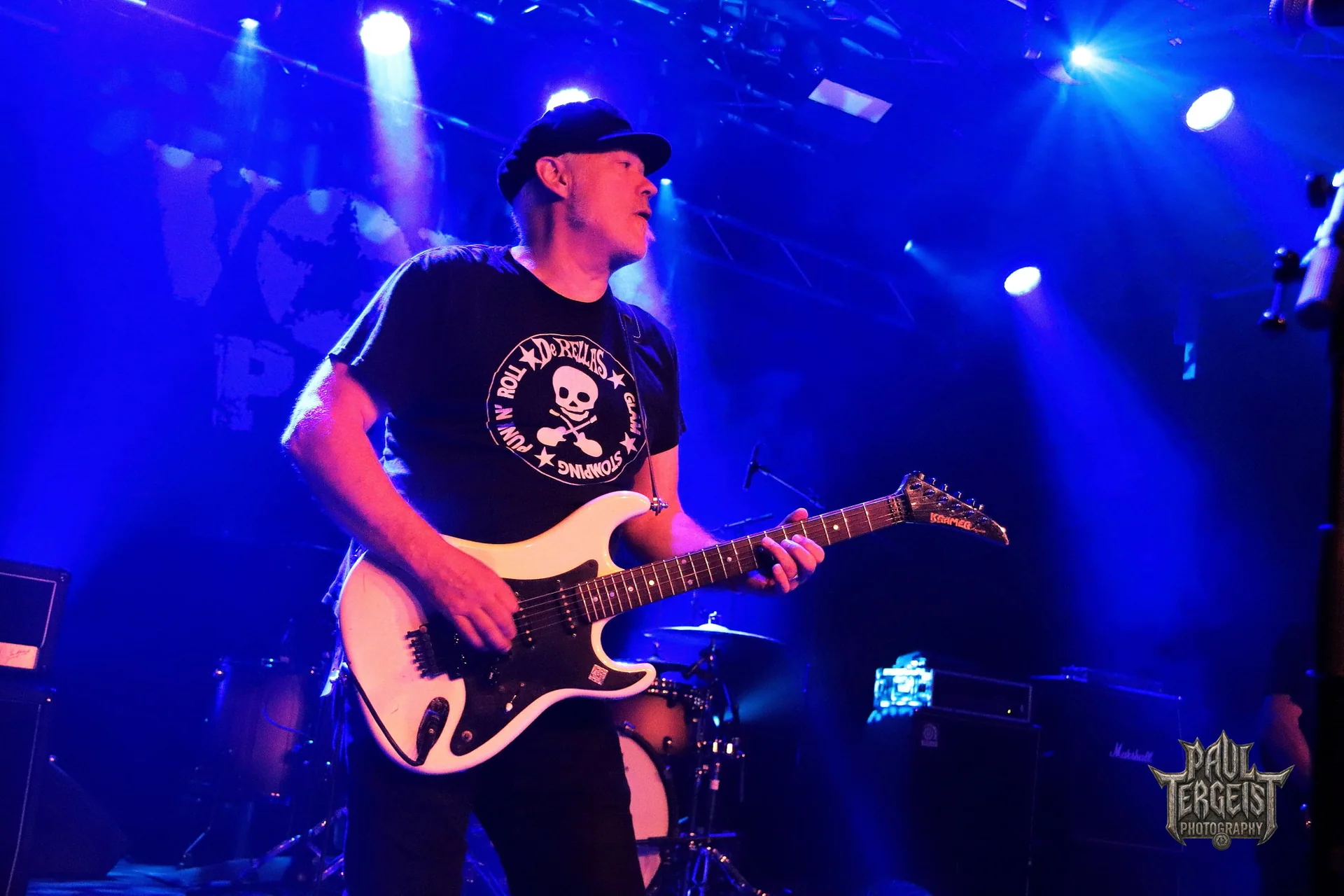 JP Devox guitariste de Vox Populi sous une lumiere bleue au Golden Age Rock Festival 2023