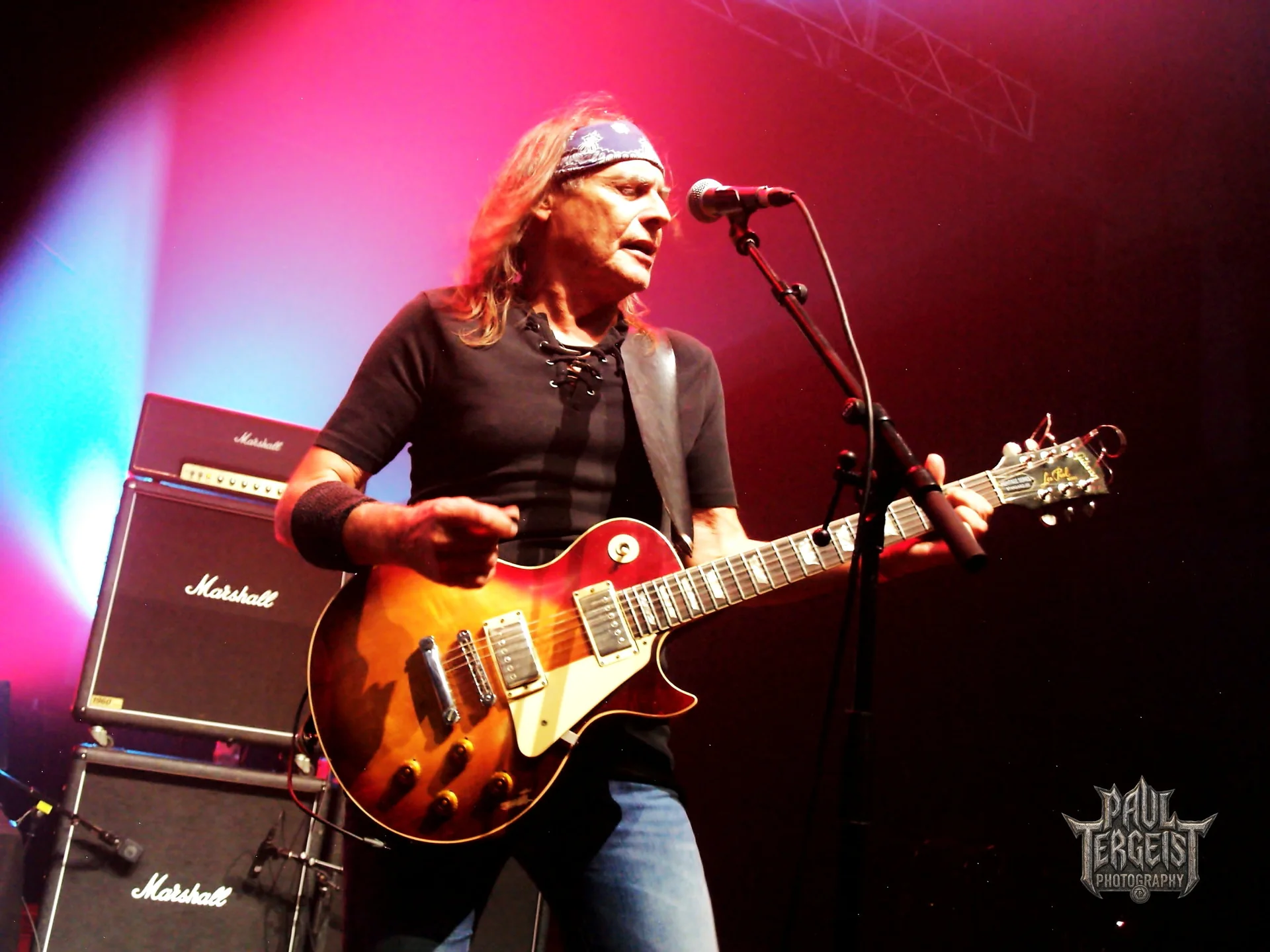 Guitariste chanteur de Vulcain avec une Les Paul au Golden Age Rock Festival 2019