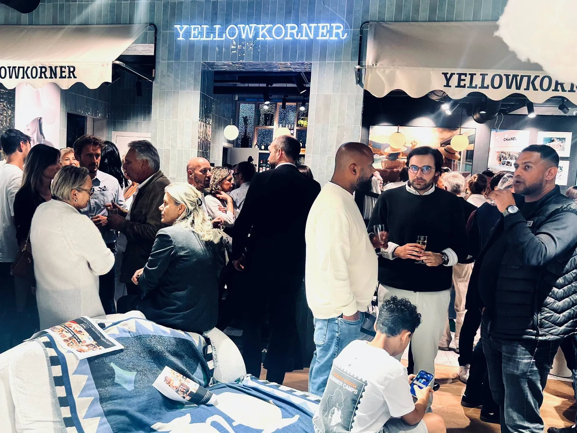 Commerçants et invités réunis dans une galerie du centre de Waterloo pour le lancement de Waterloo Signature