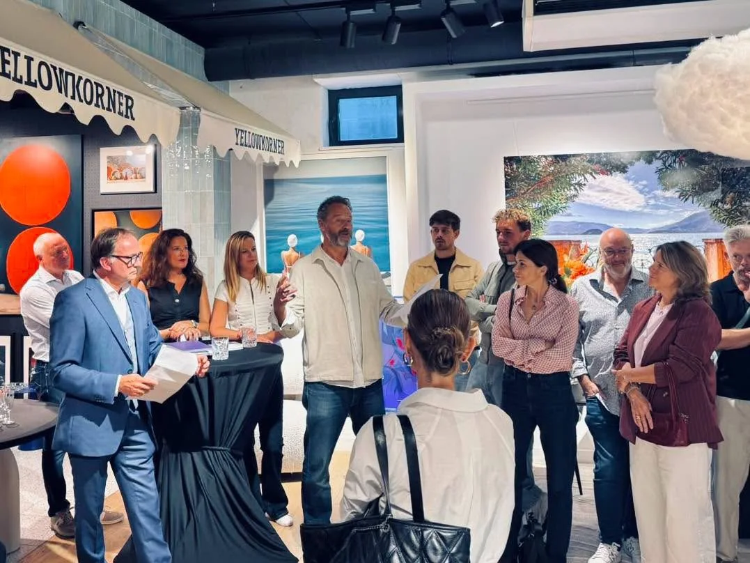 Un élu s’adresse aux commerçants de Waterloo, un dossier à la main, lors du lancement de Waterloo Signature