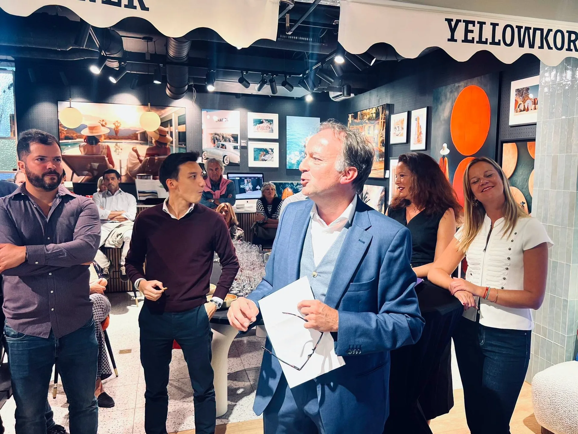 Présentation de Waterloo Signature devant les commerçants, ballons orange et cadres aux murs