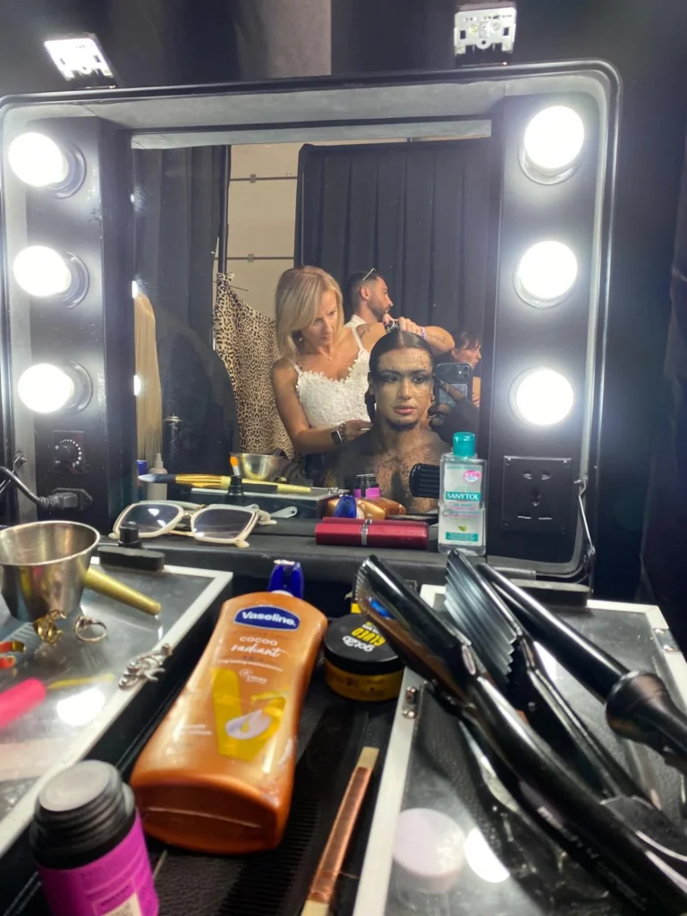 Youness au miroir lumineux des coulisses pendant la coiffure, Lux Fashion Week 2026, Arlon