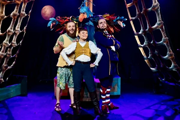 Scene du spectacle musical Zelie La Pirate avec l equipage du navire Aramacao