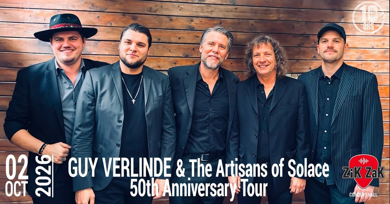 Guy Verlinde et The Artisans of Solace posent devant un mur de bois pour la tournée 50th Anniversary Tour au Zik Zak d Ittre le 2 octobre 2026
