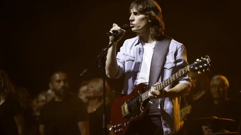Flo Gallo et le chœur Voices Harmony sur scène lors d’un précédent spectacle