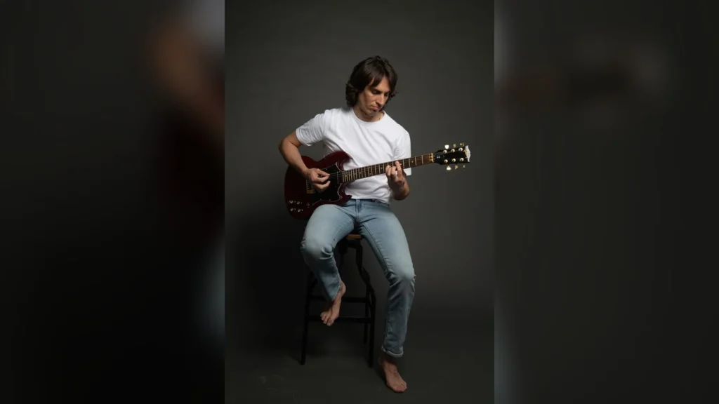 Flo Gallo à la guitare, interprète de 200 Voix pour Goldman