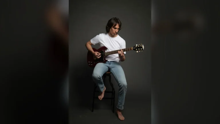 Flo Gallo à la guitare, interprète de 200 Voix pour Goldman