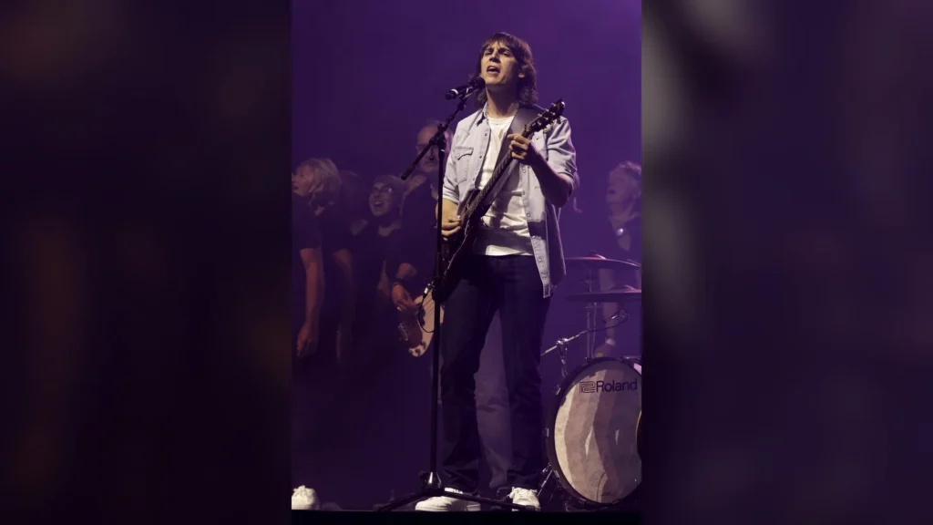 Flo Gallo et le chœur Voices Harmony sur scène lors d’un précédent spectacle