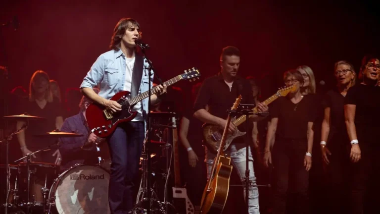Flo Gallo et le chœur Voices Harmony sur scène lors d’un précédent spectacle