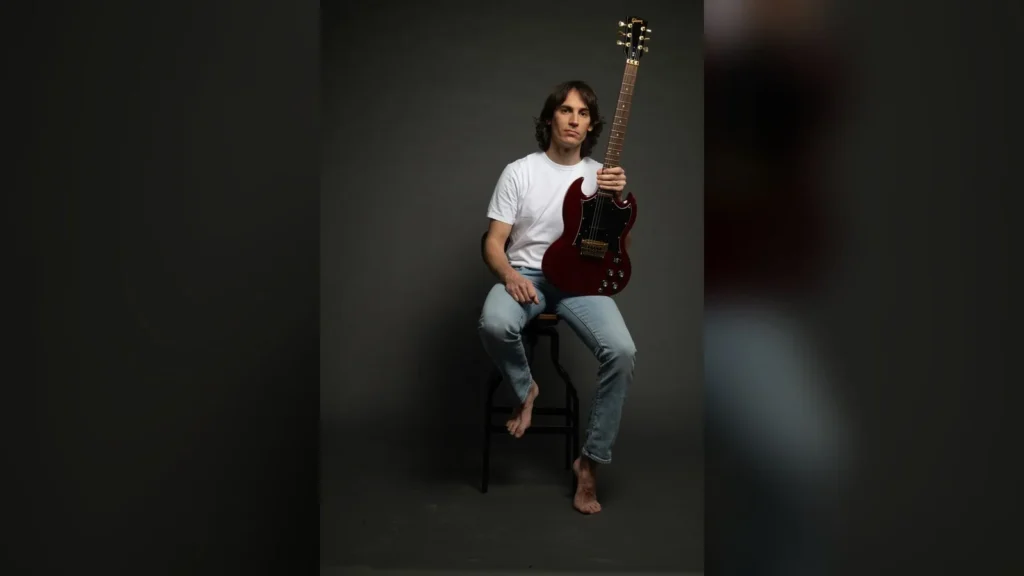 Flo Gallo à la guitare, interprète de 200 Voix pour Goldman