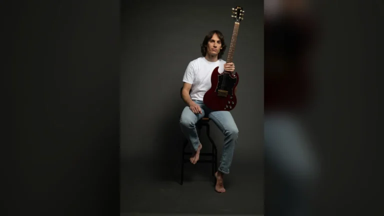 Flo Gallo à la guitare, interprète de 200 Voix pour Goldman