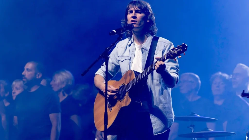 Flo Gallo et le chœur Voices Harmony sur scène lors d’un précédent spectacle