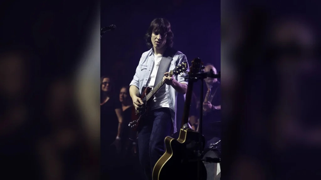 Flo Gallo et le chœur Voices Harmony sur scène lors d’un précédent spectacle